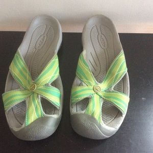 Keen Bali closed toe thong sandals size 9.5
